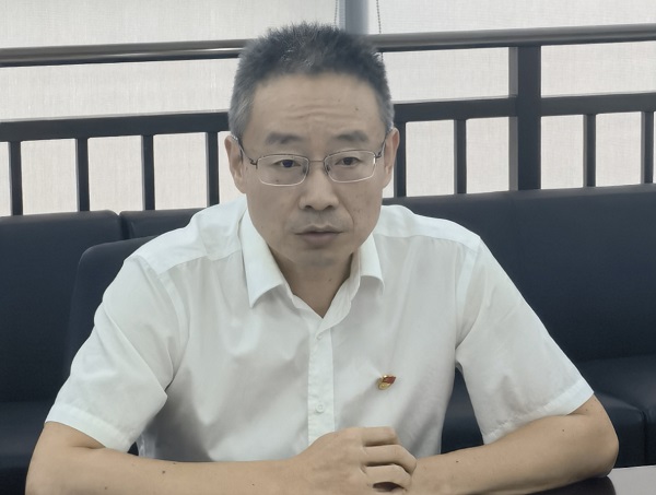 胡小钟-1.jpg